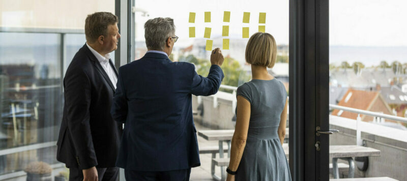 Three consultants from Plougmann Vingtoft in the middle of brainstorming